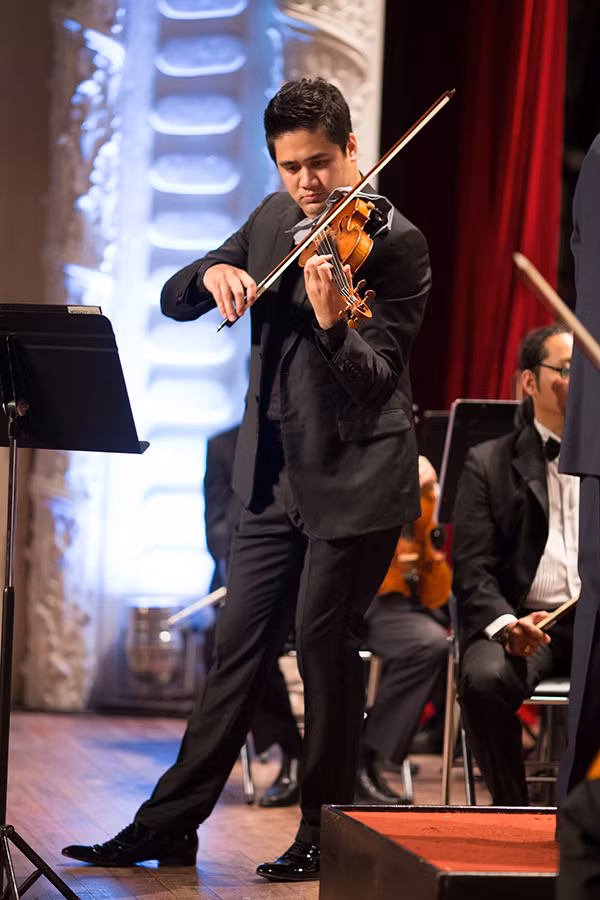 NSƯT Bùi Công Duy biểu diễn trên sân khấu Nhà hát TP.HCM cùng Dàn nhạc Giao hưởng Nhà hát Nhạc vũ kịch TP.HCM