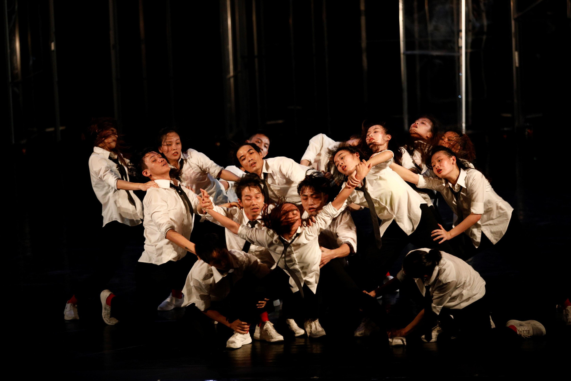 Một cảnh trong vở múa "Mùa xuân thiêng liêng"