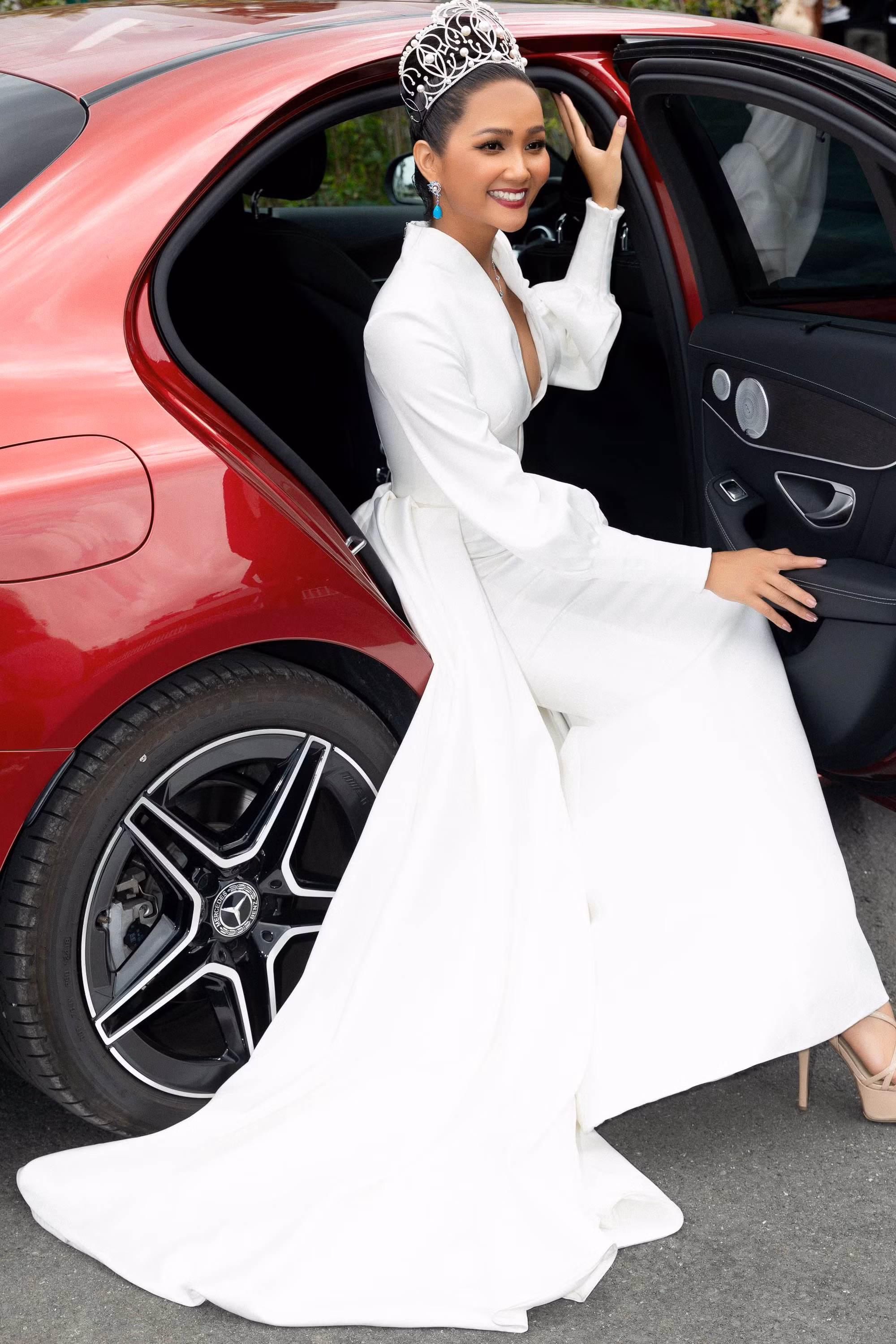 Xuất hiện tại buổi sơ khảo với vai trò Host chương trình “Tôi là Hoa hậu Hoàn vũ Việt Nam 2019”, Hoa hậu H’Hen Niê khoe vẻ đẹp rạng ngời trong trang phục màu trắng