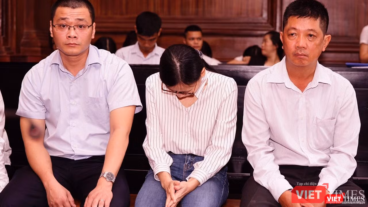 Các bị cáo tỏ ra rất căng thẳng Các bị cáo tỏ ra rất căng thẳng