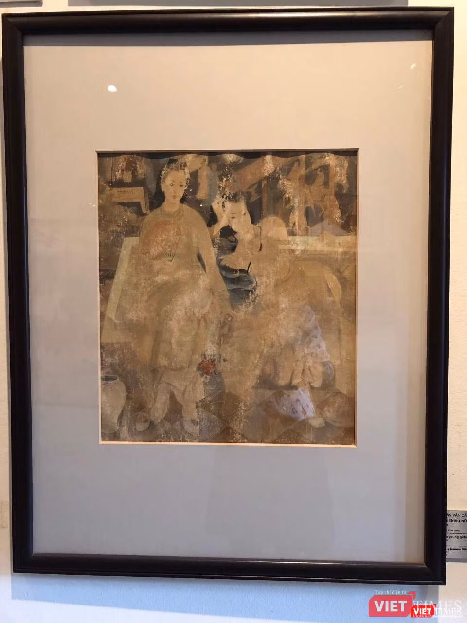 Tranh lụa "Hai thiếu nữ trước bình phong" của họa sĩ Trần Văn Cẩn đang trưng bày tại Bảo tàng Mỹ thuật Việt Nam hiện đã xuống cấp khá nặng Tranh lụa "Hai thiếu nữ trước bình phong" của họa sĩ Trần Văn Cẩn đang trưng bày tại Bảo tàng Mỹ thuật Việt Nam hiện đã xuống cấp khá nặng