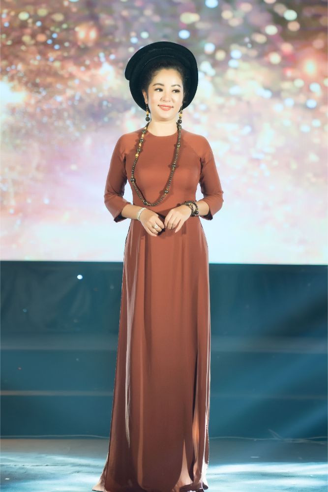 Nghệ sỹ Thúy Nga đeo vòng trầm hương quý Nghệ sỹ Thúy Nga đeo vòng trầm hương quý