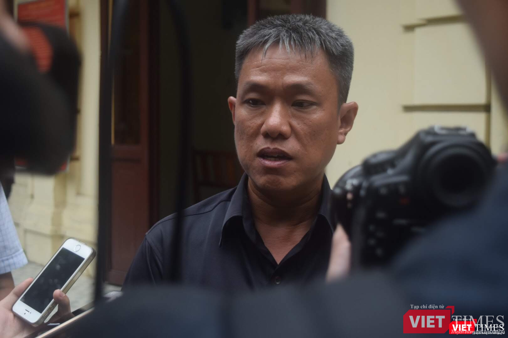 Nét mặt khắc khổ của họa sĩ Lê Linh sau hơn 12 năm đấu tranh cho quyền tác giả. Tuy nhiên, phần tuyên án sáng 3/9 đã khiến phiên tòa đi vào lịch sử ngành xuất bản. Nét mặt khắc khổ của họa sĩ Lê Linh sau hơn 12 năm đấu tranh cho quyền tác giả. Tuy nhiên, phần tuyên án sáng 3/9 đã khiến phiên tòa đi vào lịch sử ngành xuất bản.