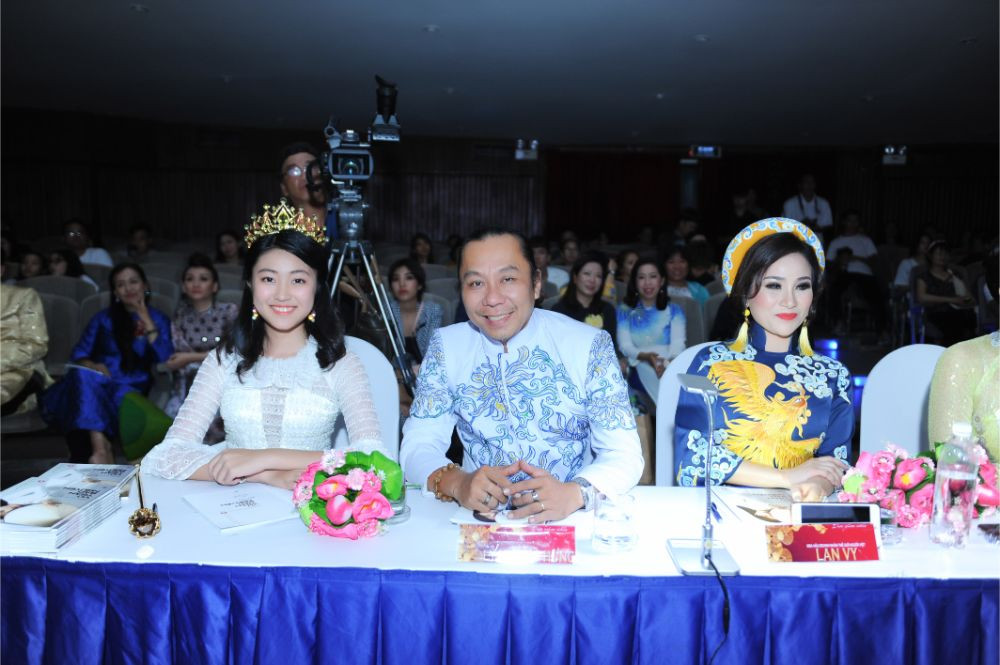 Đại sứ Áo dài bảng Thiếu nhi Vũ Trần Bảo Nguyên tại chương trình chung kết và vinh danh bảng Quý bà Đại sứ Áo dài bảng Thiếu nhi Vũ Trần Bảo Nguyên tại chương trình chung kết và vinh danh bảng Quý bà