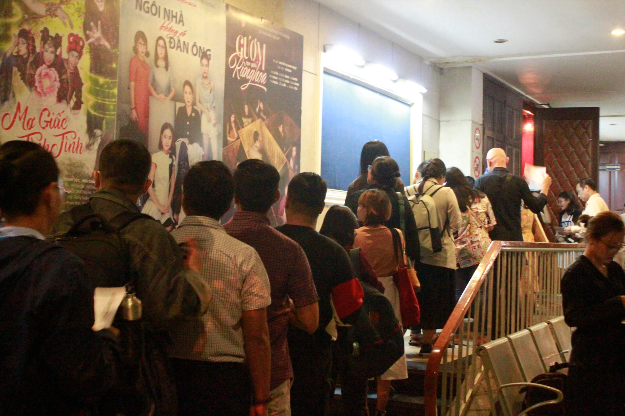 Khán giả xếp hàng dài tại Idecaf (Thành phố Hồ Chí Minh) vào xem vở diễn Khán giả xếp hàng dài tại Idecaf (Thành phố Hồ Chí Minh)