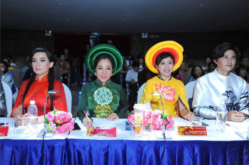 Trưởng BGK - MC Quỳnh Hoa, thành viên BGK: nghệ sĩ hài Thúy Nga, ca sĩ Phi Nhung Trưởng BGK - MC Quỳnh Hoa, thành viên BGK: nghệ sĩ hài Thúy Nga, ca sĩ Phi Nhung