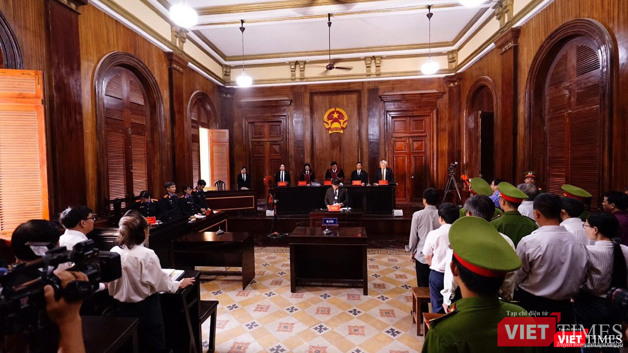 Phiên tòa với số bị cáo lên tới 12 người và rất đông các thành phần có quyền lợi nghĩa vụ liên quan bị triệu tập