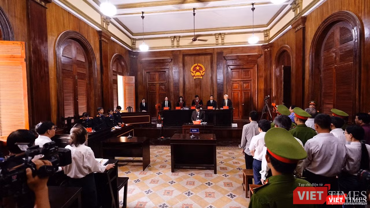 Phiên tòa với số bị cáo lên tới 12 người và rất đông các thành phần có quyền lợi nghĩa vụ liên quan bị triệu tập