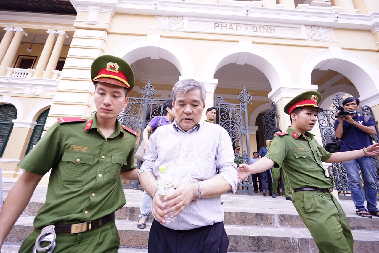 Bị cáo Nguyễn Văn Thông ra về sau phiên xử chiều 24/9 Bị cáo Nguyễn Văn Thông ra về sau phiên xử chiều 24/9