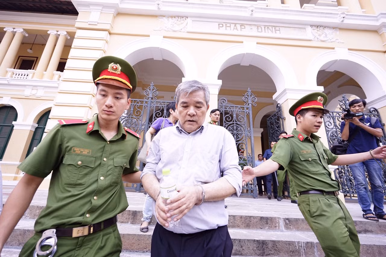 Bị cáo Nguyễn Văn Thông ra về sau phiên xử chiều 24/9 Bị cáo Nguyễn Văn Thông ra về sau phiên xử chiều 24/9