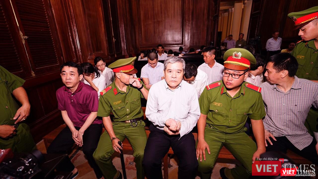 Bị cáo Nguyễn Minh Hùng (áo tím) đối diện HĐXX tại phiên tòa