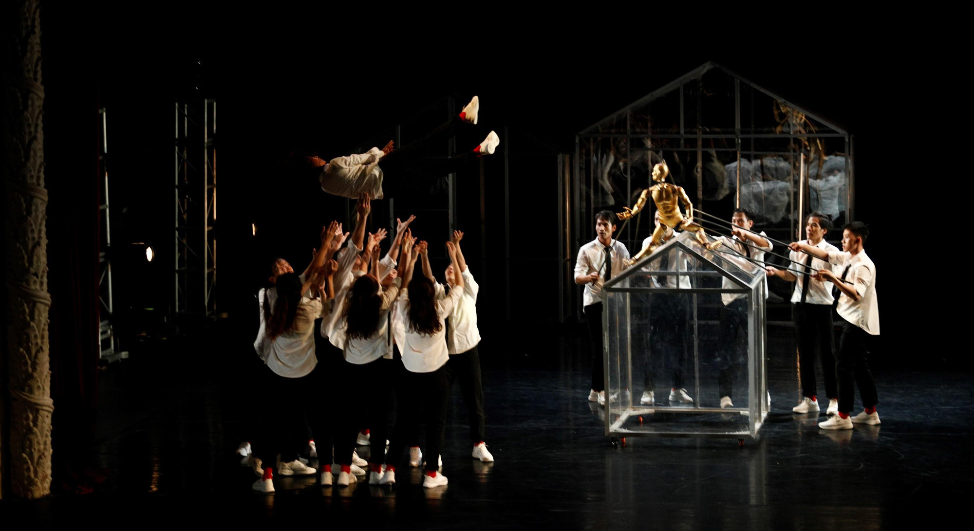 Những ngôi nhà vừa che chở, cũng vừa giam cầm con người