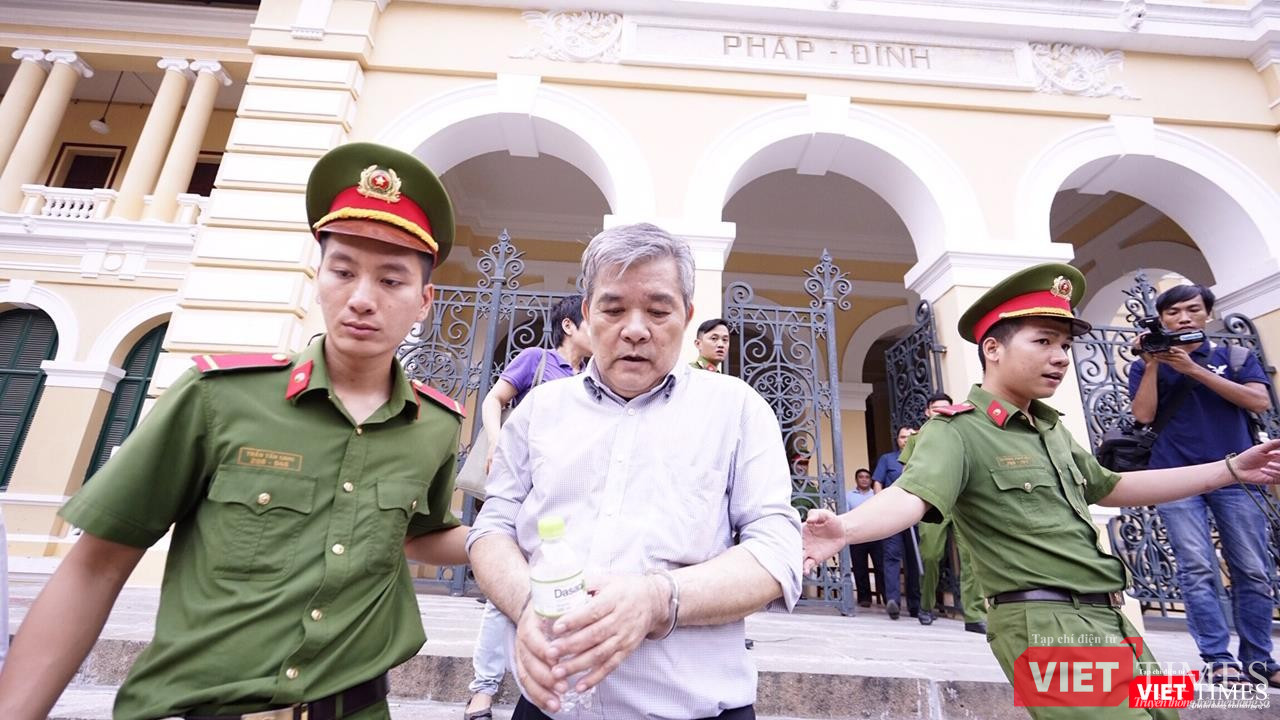 Bị cáo Nguyễn Văn Thông rời tòa sau phiên xét xử chiều 24/9