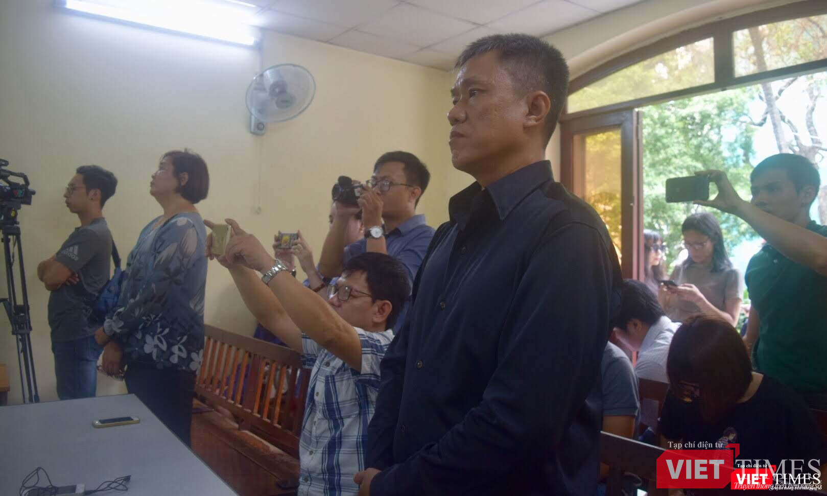 Họa sĩ Lê Linh và bà Phan Thị Mỹ Hạnh (Công ty Phan Thị) có mặt nghe tuyên án phúc thẩm sáng 3/9 Họa sĩ Lê Linh và bà Phan Thị Mỹ Hạnh (Công ty Phan Thị) có mặt nghe tuyên án phúc thẩm sáng 3/9