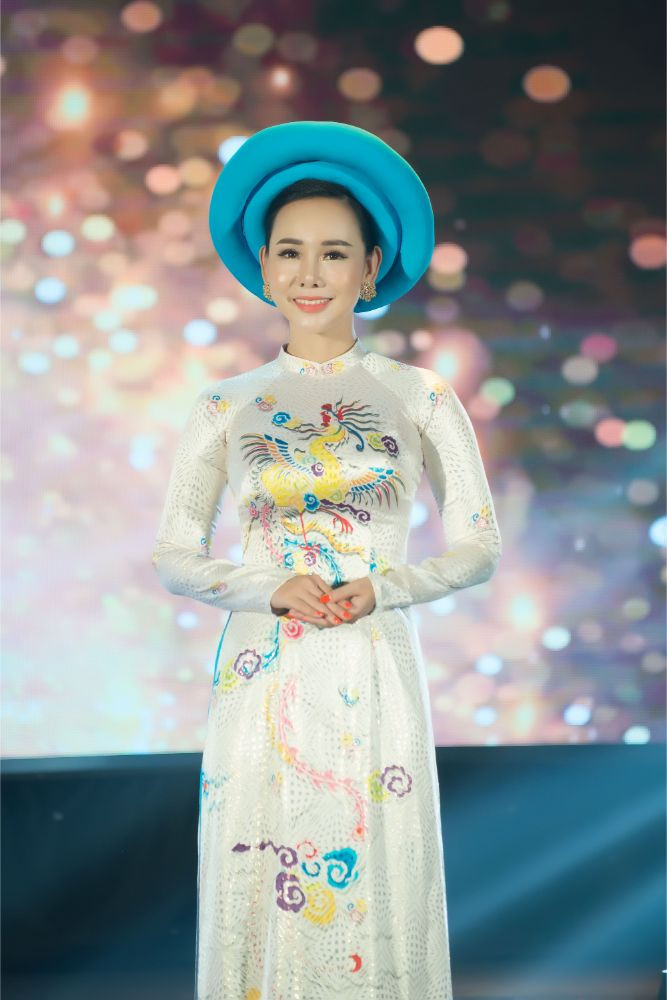 Trương An Xinh rạng rỡ trong áo dài Việt Hùng Trương An Xinh rạng rỡ trong áo dài Việt Hùng