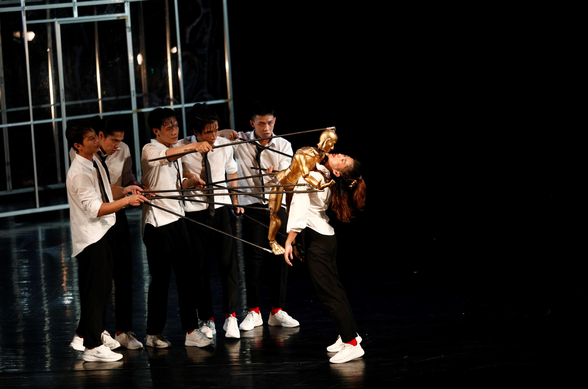 Nổi bật lên là nhân vật chính – cô gái bị hiến tế trong cuộc vật lộn tranh đấu giành tự do