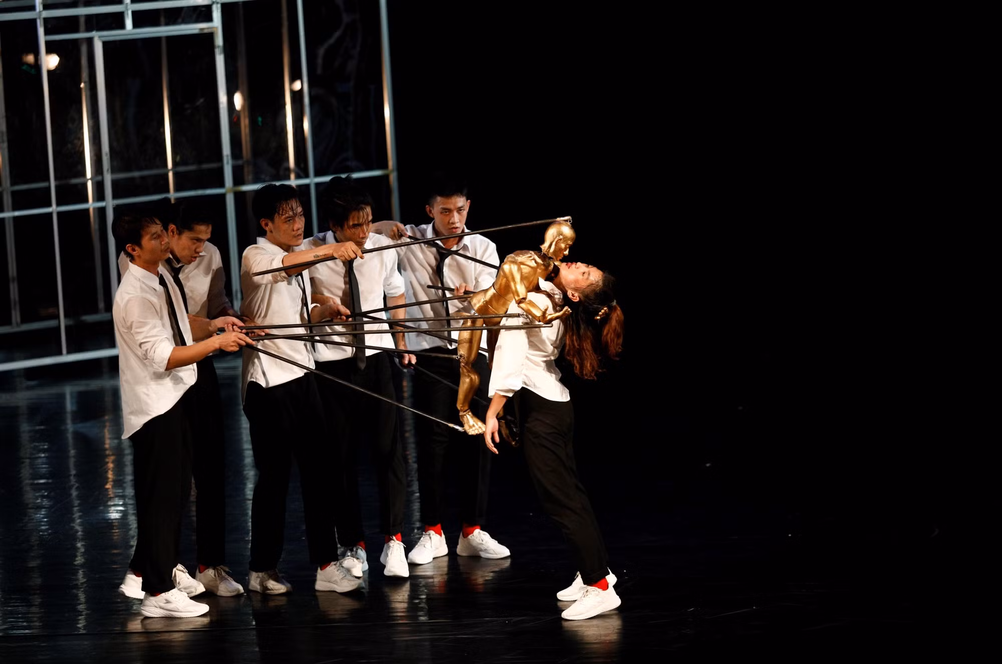 Nổi bật lên là nhân vật chính – cô gái bị hiến tế trong cuộc vật lộn tranh đấu giành tự do