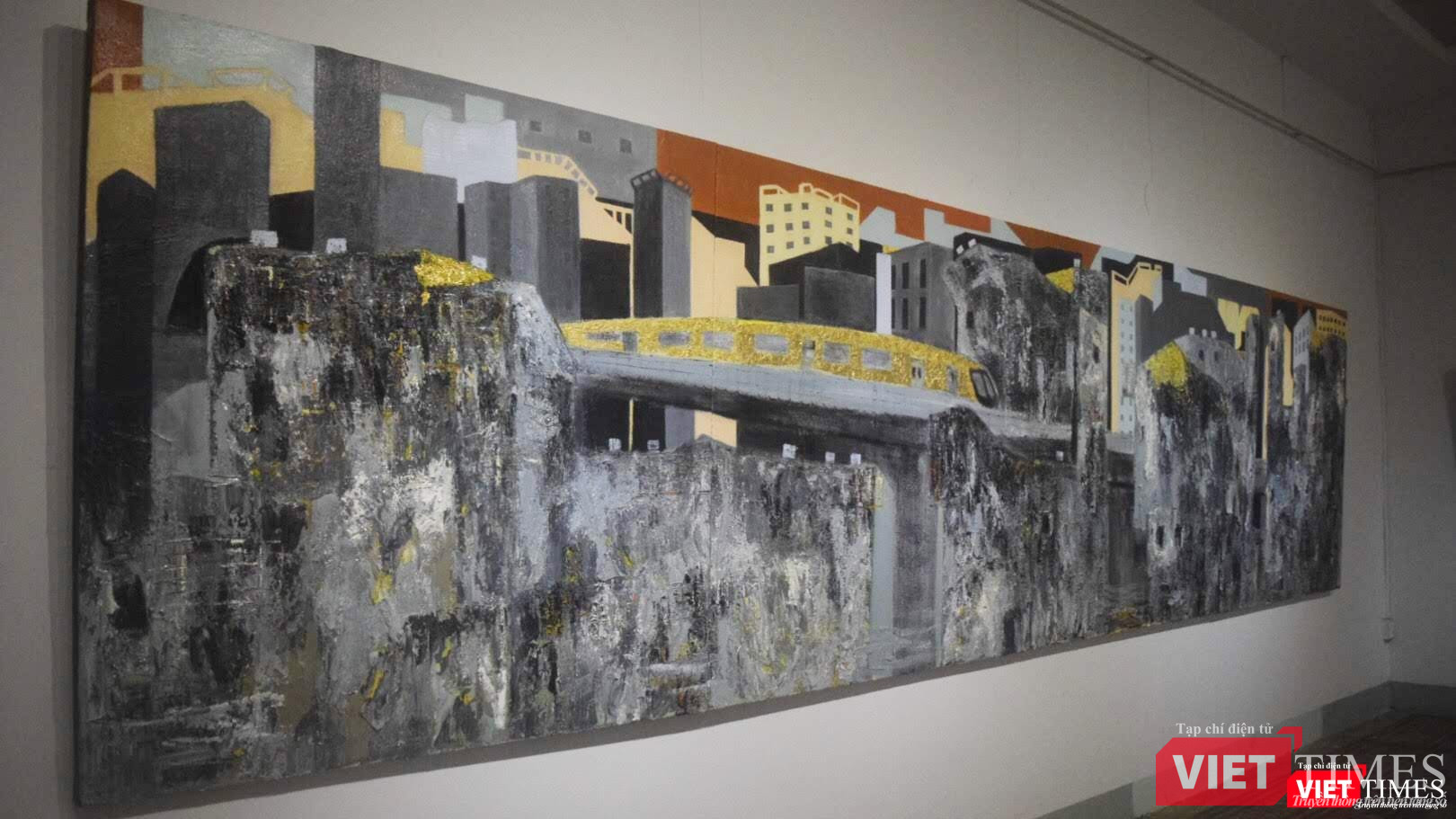 Bức "Phố xám 8" của họa sĩ Nguyễn Minh có khổ rất lớn: 150x600 (cm), sáng tác năm 2019, với sự chuyển biến rõ rệt về đề tài