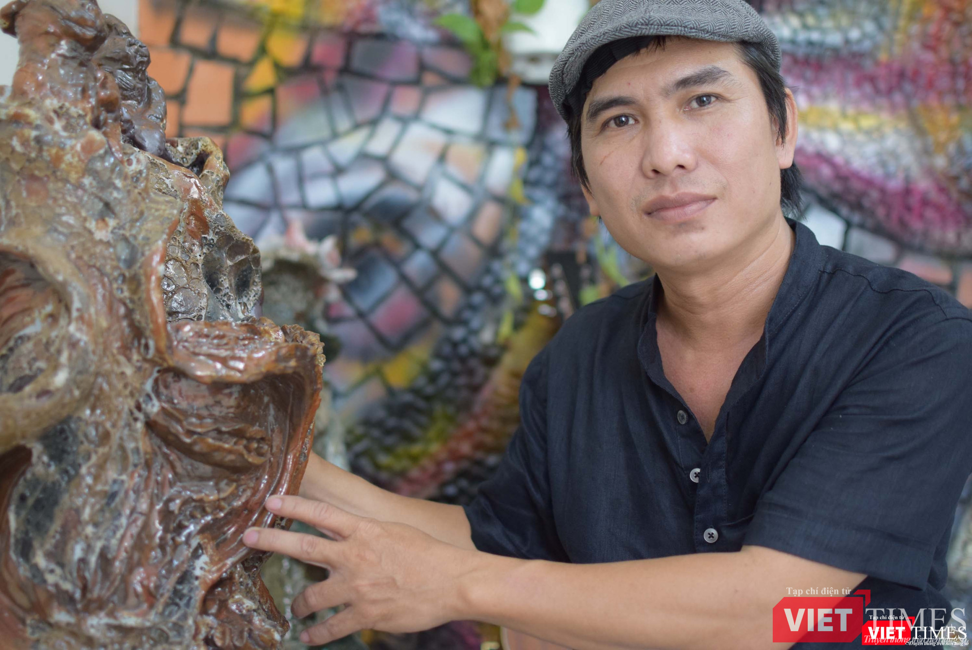 Ngô Trọng Văn bên tác phẩm "Hạt trời" Ngô Trọng Văn bên tác phẩm