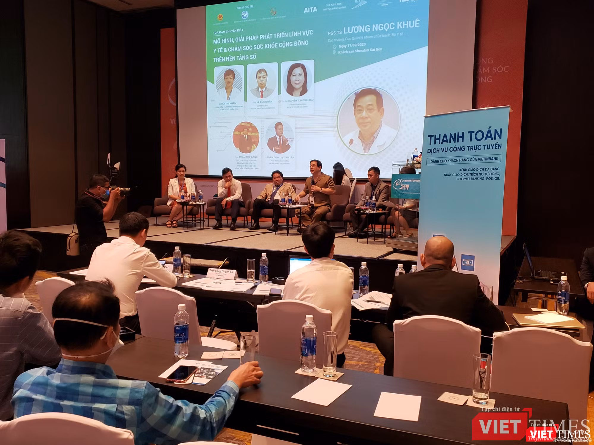 Cục trưởng Lương Ngọc Khuê và các khách mời tham gia tọa đàm trao đổi về chính phủ điện tử & giải pháp chuyển đổi số ngành y