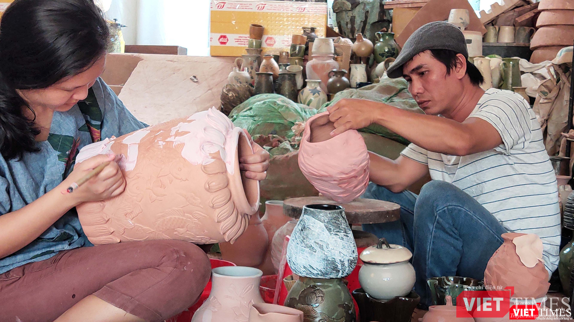 Hai vợ chồng Nguyễn Thị Dũng-Ngô Trọng Văn tại lò gốm ở Thủ Dầu Một (Bình Dương) Nguyễn Thị Dũng-Ngô Trọng Văn tại lò gốm ở Thủ Dầu Một (Bình Dương)