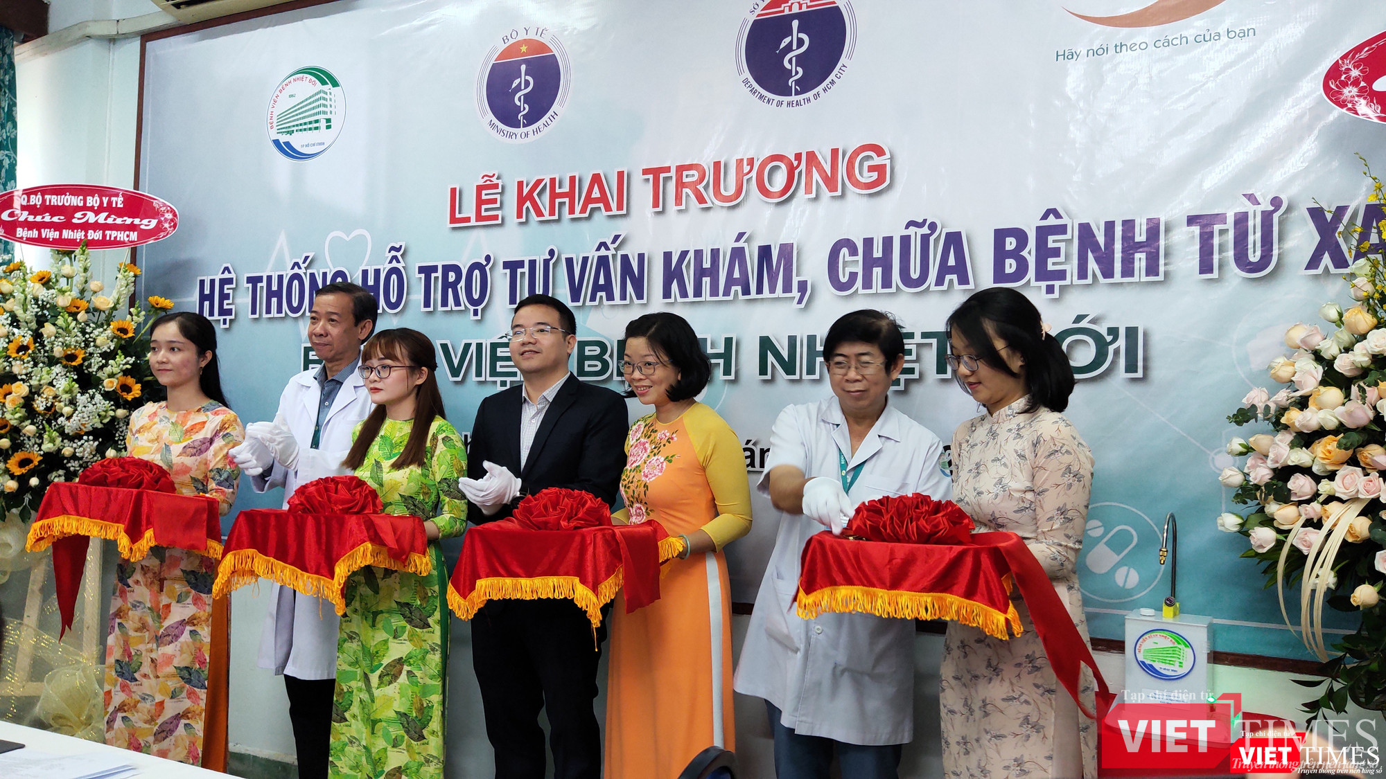 TS. BS Nguyễn Văn Vĩnh Châu – Giám đốc BV Bệnh Nhiệt đới TP.HCM, ông Nguyễn Trường Minh – Phó Tổng giám đốc Viettel và TS. BS Lê Mạnh Hùng, Phó Giám đốc BV Bệnh Nhiệt đới cùng cắt băng khai trương phòng telemedicine khám chữa bệnh từ xa sáng 22/9 (Ảnh: Hòa Bình)