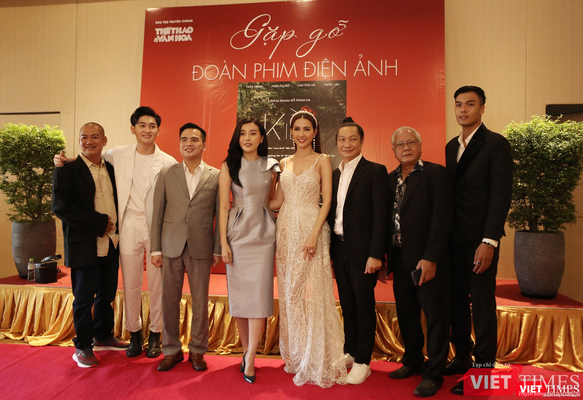 Từ trái qua: quay phim Trương Tuấn, diễn viên Minh Khải, ông Hán Hữu Hải - Tổng Giám đốc YourTV, nữ diễn viên Cao Thái Hà, Phan Thị Mơ, đạo diễn Đỗ Thành An, Giám đốc nghệ thuật - TS Đỗ Lệnh Hùng Tú, nam diễn viên Mạnh Lân (Ảnh: T.B)