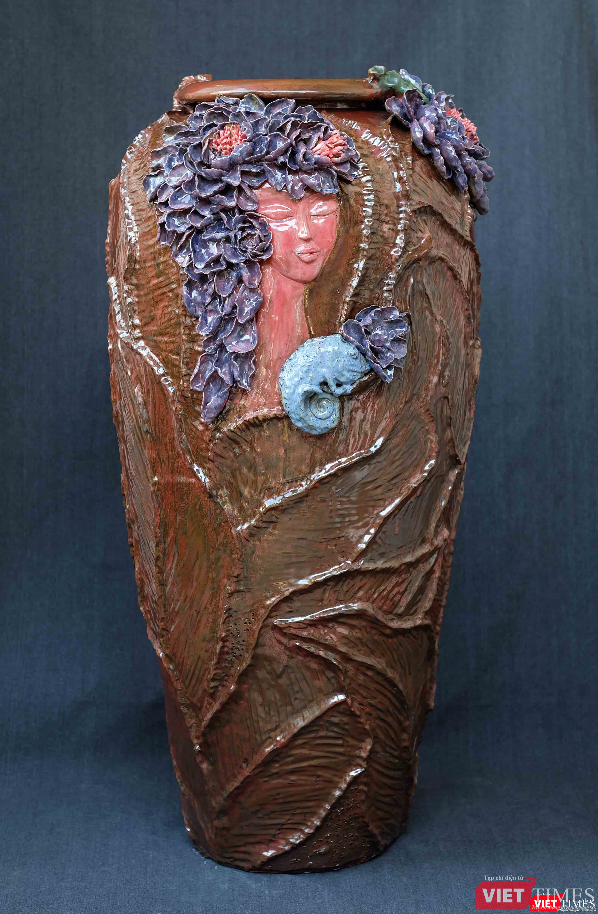 Chiếc bình gốm "Mơ hoa" kích cỡ 112x55 Chiếc bình gốm