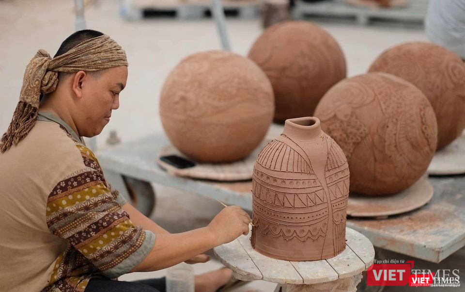 Hà Hùng Dũng trong xưởng gốm 