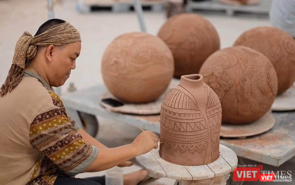 Hà Hùng Dũng trong xưởng gốm 