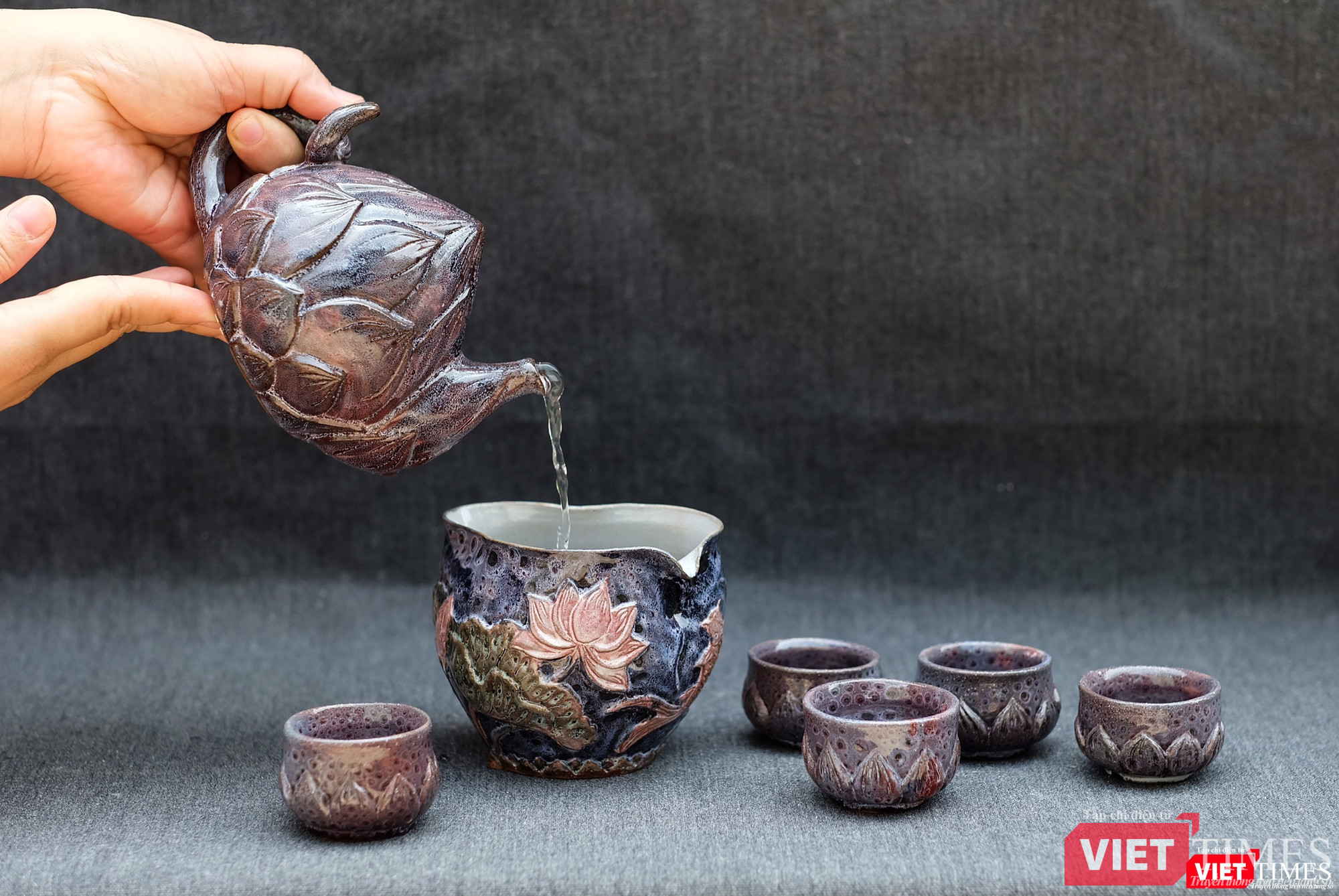 Bình châm trà mẫu xưa độc đáo hoàn toàn có công dụng thực sự Bình châm trà mẫu xưa độc đáo hoàn toàn có công dụng thực sự