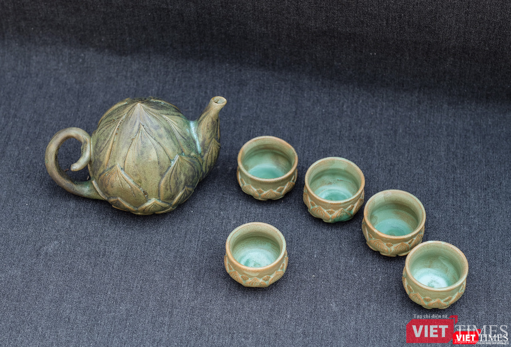 Ấm trà búp sen không có nắp như ấm thông thường, phải lật ngược ấm lên để chế nước Ấm trà búp sen không có nắp như ấm thông thường, phải lật ngược ấm lên để chế nước