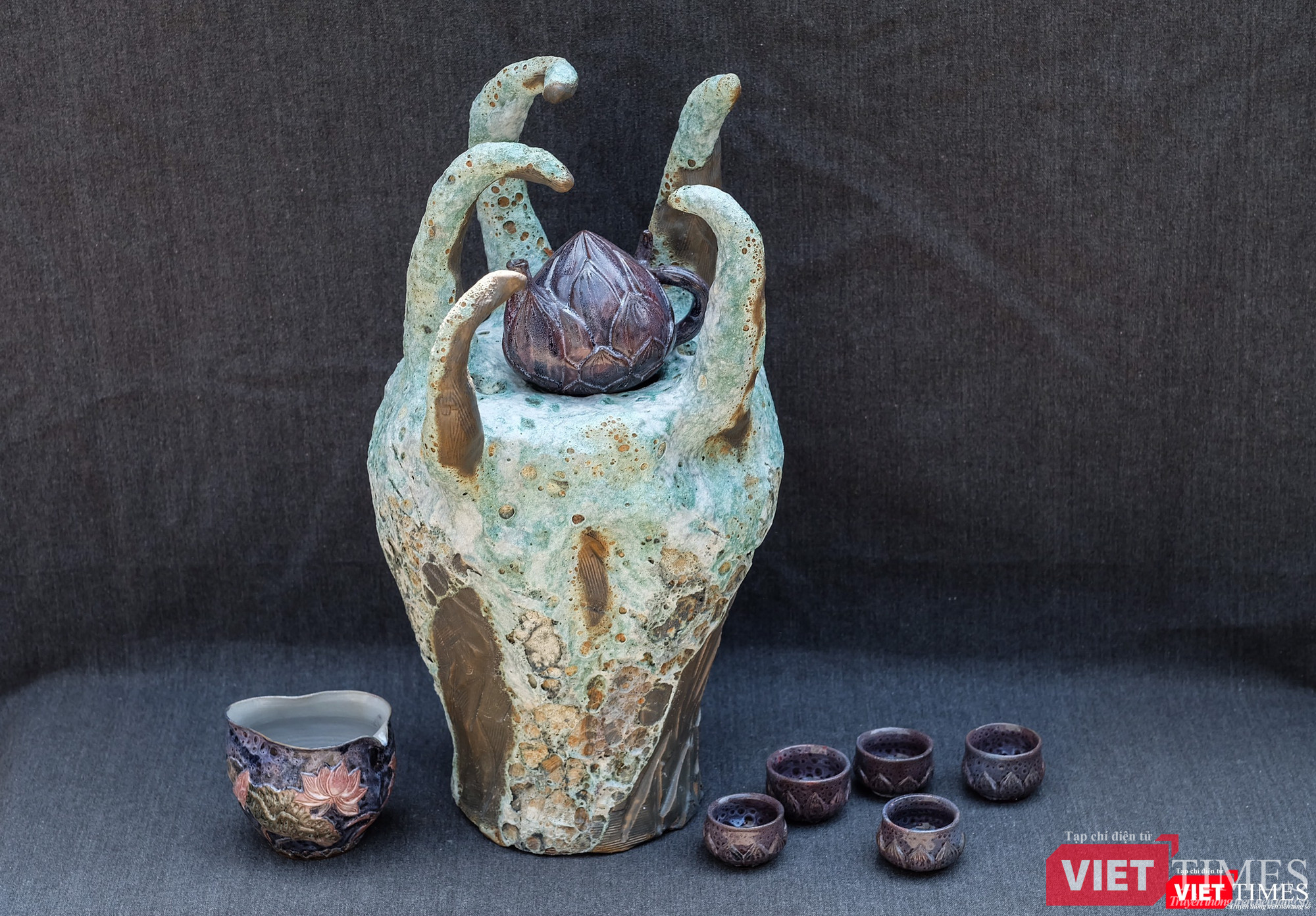 Ấm trà búp sen mẫu cổ được chế tác cầu kỳ Ấm trà búp sen được chế tác cầu kỳ