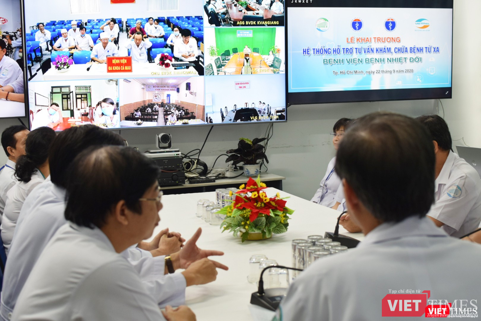 Các BS có mặt tại BV Bệnh Nhiệt đới cùng các BS tại điểm cầu BV Đa khoa tỉnh An Giang đã cùng hội chẩn về một ca bệnh nhiễm khuẩn nguy hiểm (Ảnh: Hòa Bình)