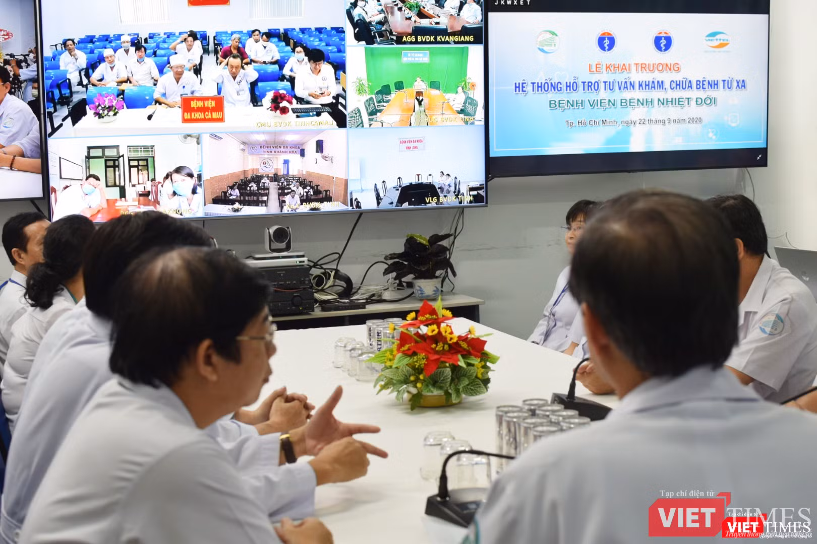 Các BS có mặt tại BV Bệnh Nhiệt đới cùng các BS tại điểm cầu BV Đa khoa tỉnh An Giang đã cùng hội chẩn về một ca bệnh nhiễm khuẩn nguy hiểm (Ảnh: Hòa Bình)