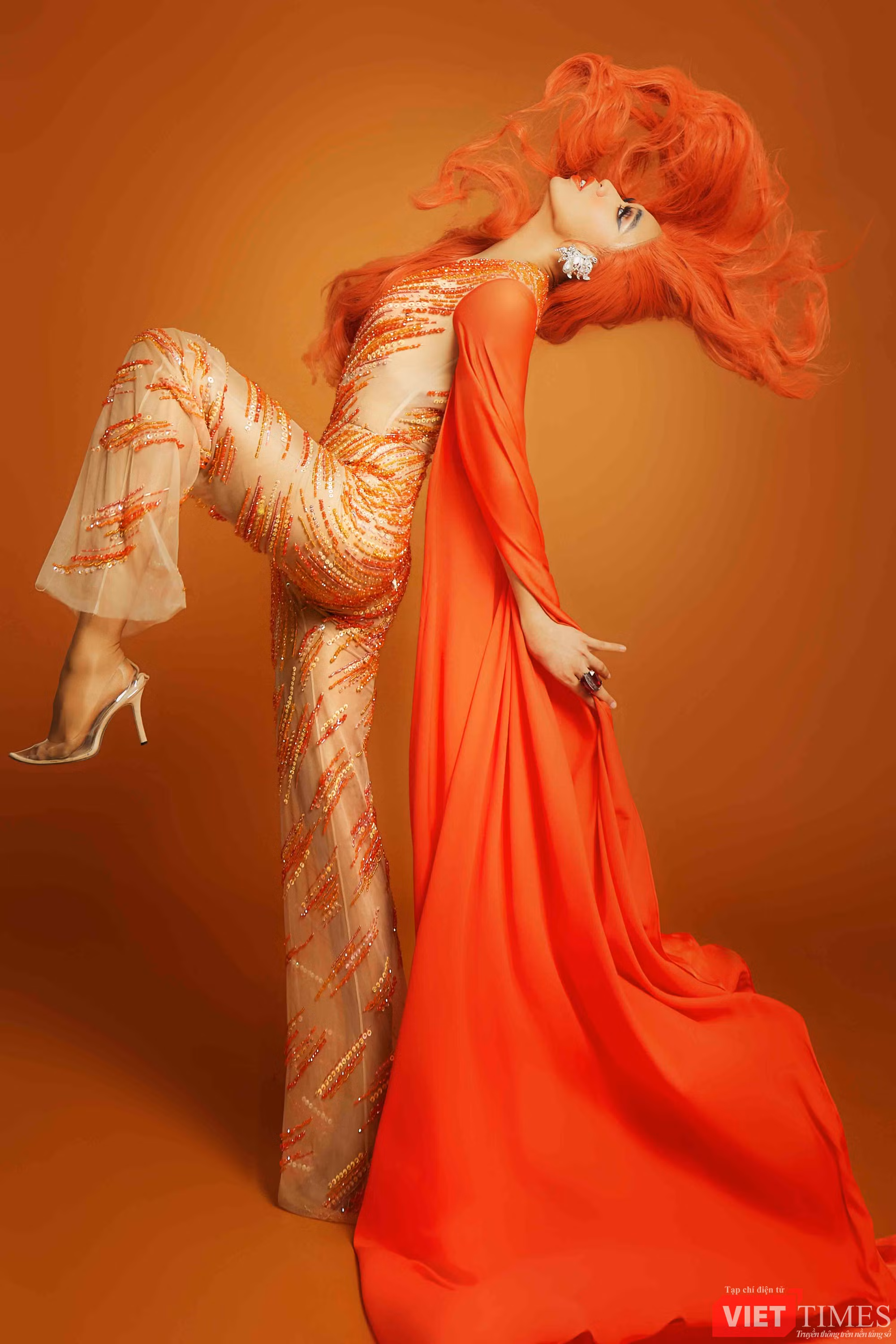 Biên đạo Nhật Anh mang màu cam – tượng trưng cho sự nhận thức và các khả năng