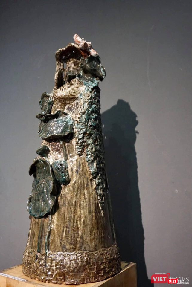 Sen cuối hạ, tác phẩm gốm của Ngô Trọng Văn 