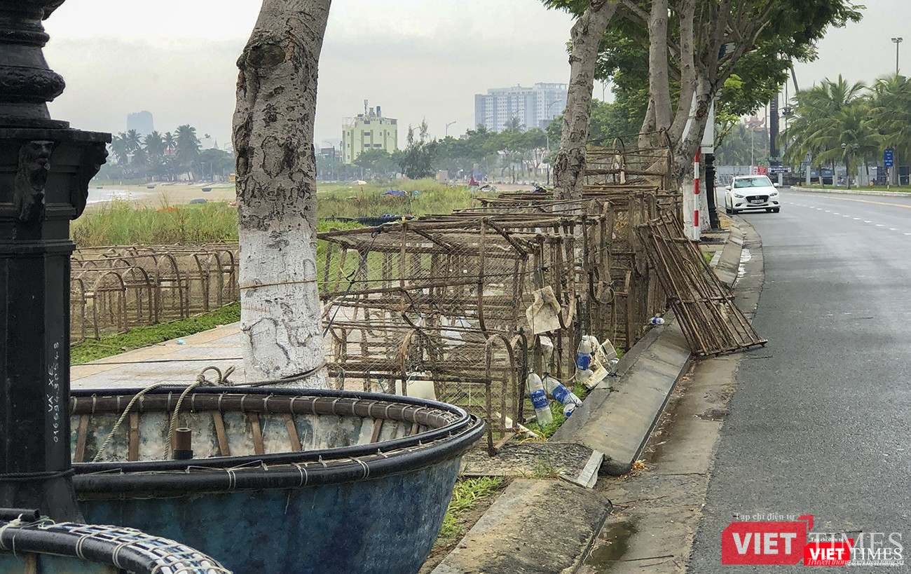 Các lồng lưới cũng được kéo lên bờ để tránh bão