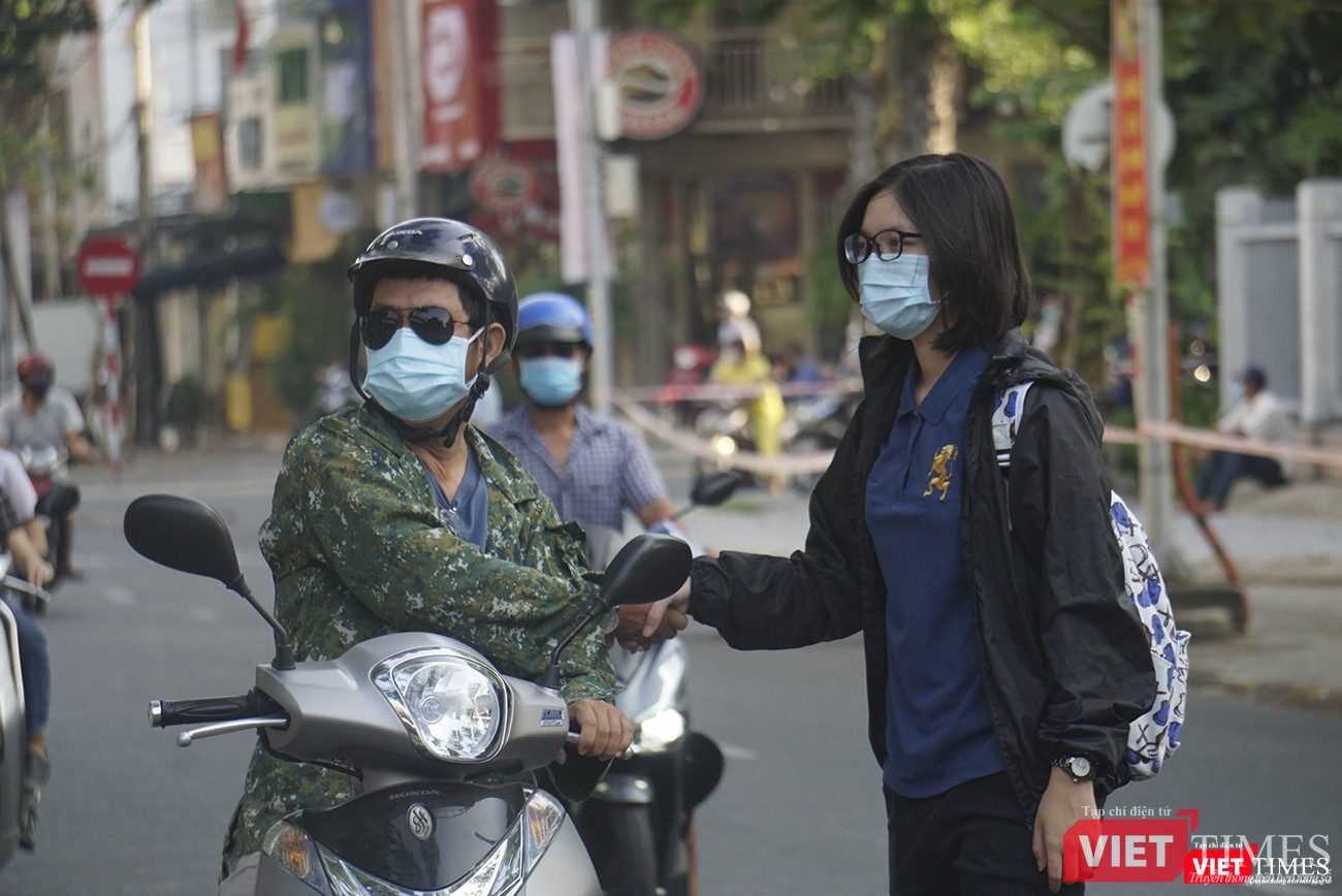 Thí sinh tiếp tục đến điểm thi Thí sinh tiếp tục đến điểm thi