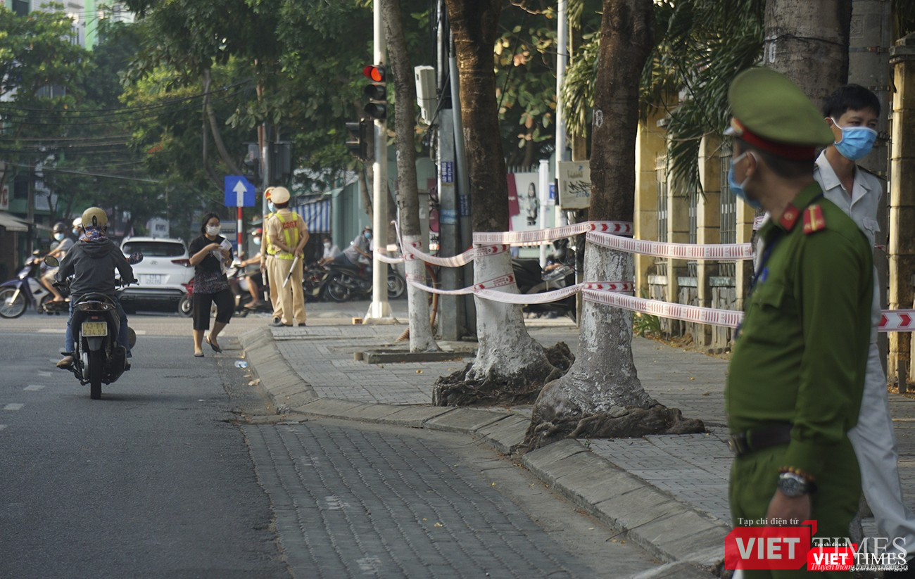 An ninh và hàng rào cách ly được thiết lập tại trường THPT Phan Châu Trinh An ninh và hàng rào cách ly được thiết lập tại trường THPT Phan Châu Trinh