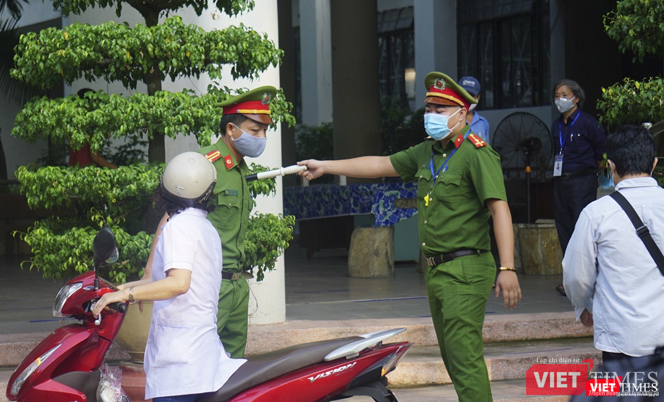 Lực lượng công an hướng dẫn tuân thủ quy định về an ninh và phòng dịch Lực lượng công an hướng dẫn tuân thủ quy định về an ninh và phòng dịch