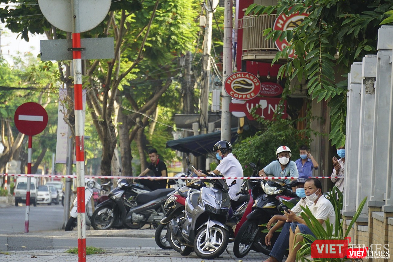Phụ huynh đứng phía bên kia rào chắn chờ các thi sinh Phụ huynh đứng phía bên kia rào chắn chờ các thi sinh