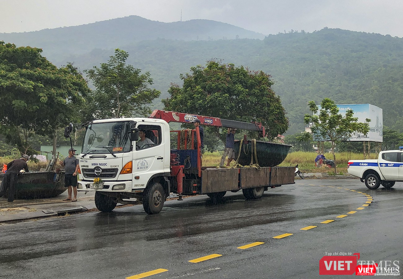 Tại khu vực biển Mân Thái, đường Hoàng Sa (quận Sơn Trà), tàu thuyền được cẩu lên bờ