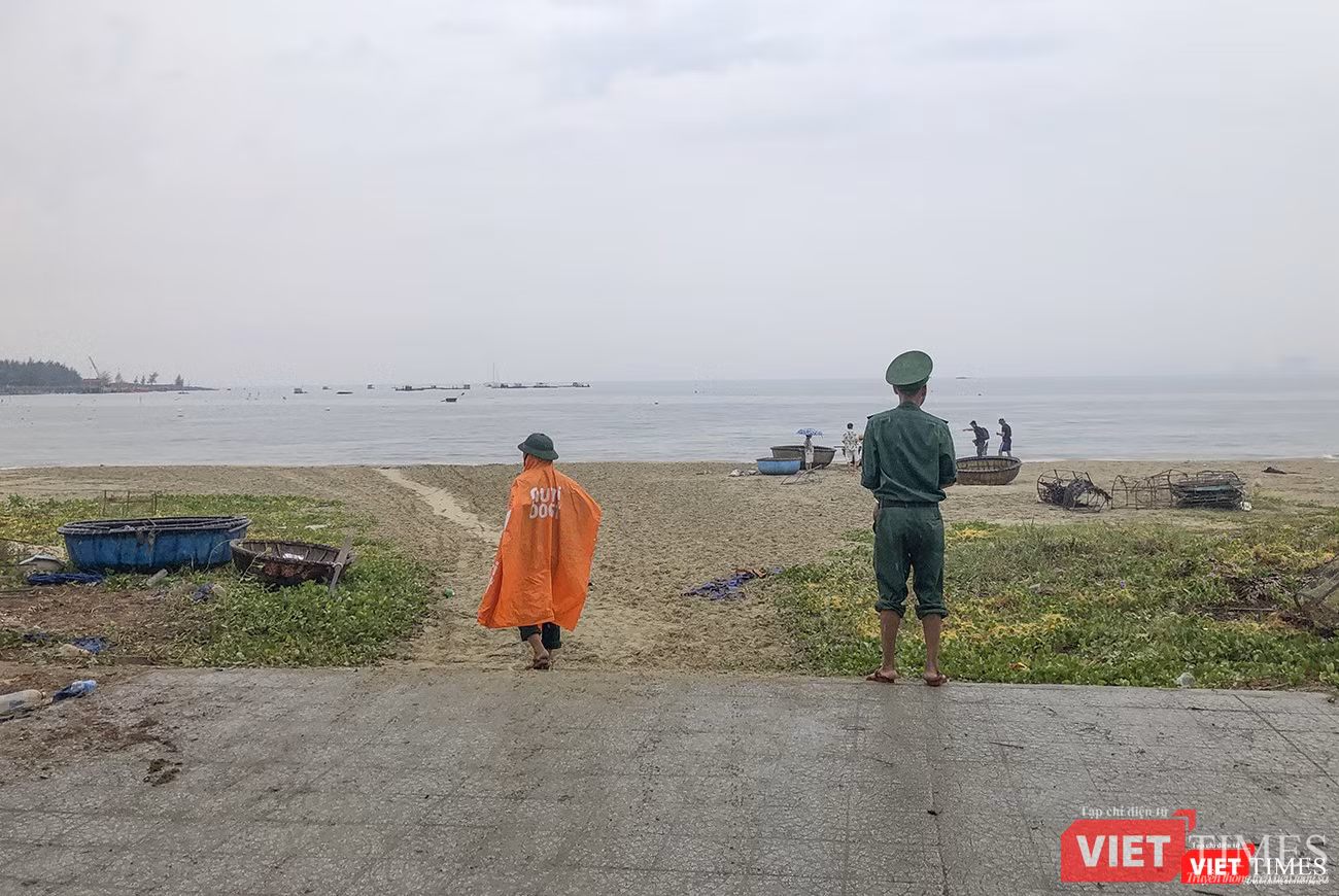 Lực lượng biên phòng đi kiểm tra việc đưa tàu thuyền lên bờ an toàn