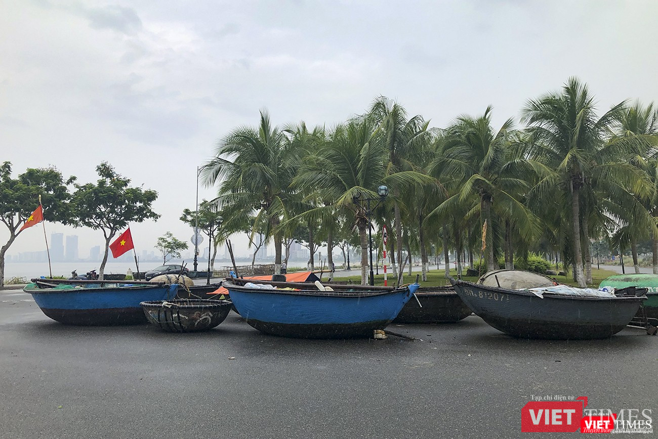 Khu vực đường Hoàng Sa trở thành bãi "neo đậu" tàu thuyền