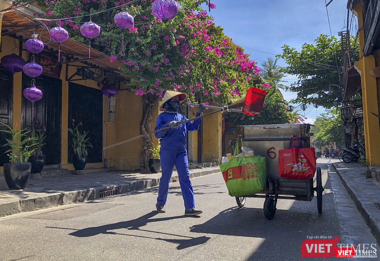 Công nhân vệ sinh vẫn cần mẫn làm đẹp những con phố