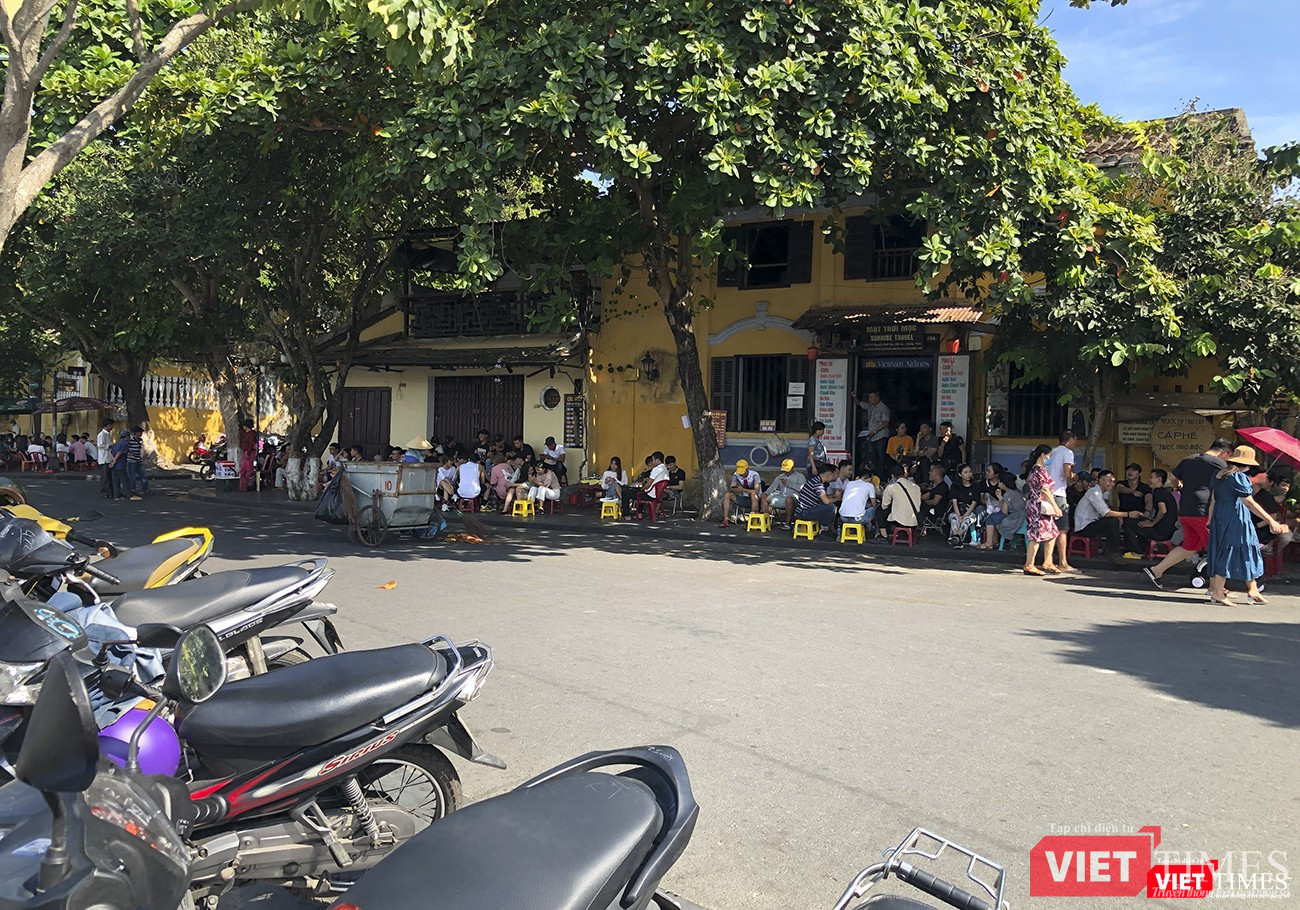 Tại một góc phố khác, gần Chùa Câu, không khí nhộn hẵn khi rất đông các bạn trẻ tập trung tại đây uống cà phê, tận hưởng sự yên bình của Hội An