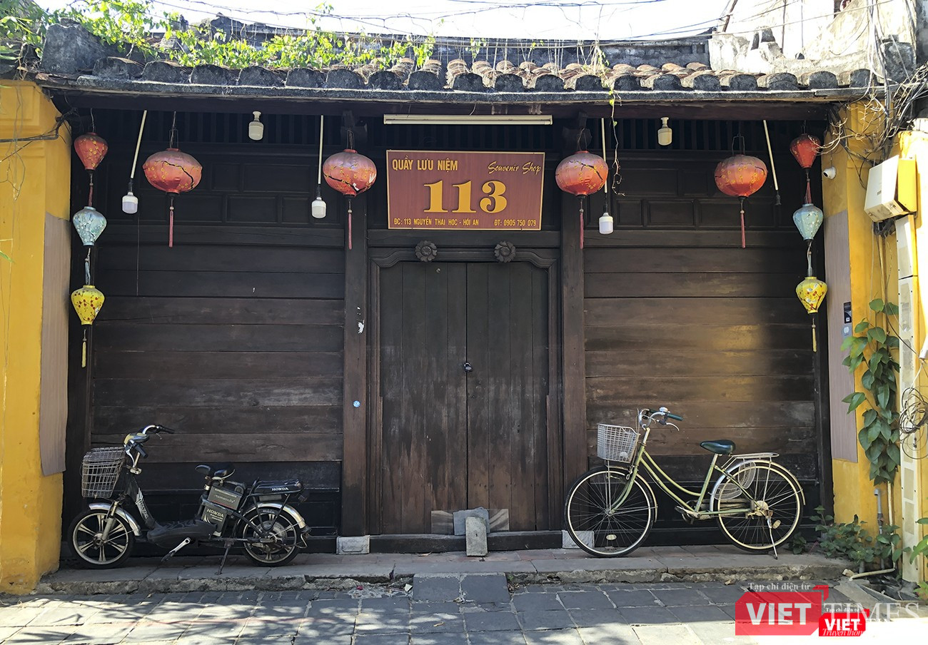 Nhiều của hàng vẫn cửa đóng then cài