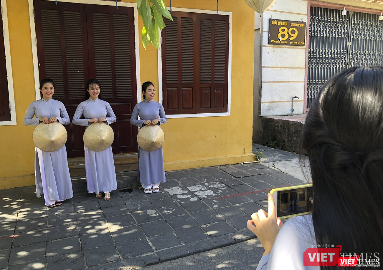 Các thiếu nữ ghi lại khoảnh khắc ở phố cổ với áo dài