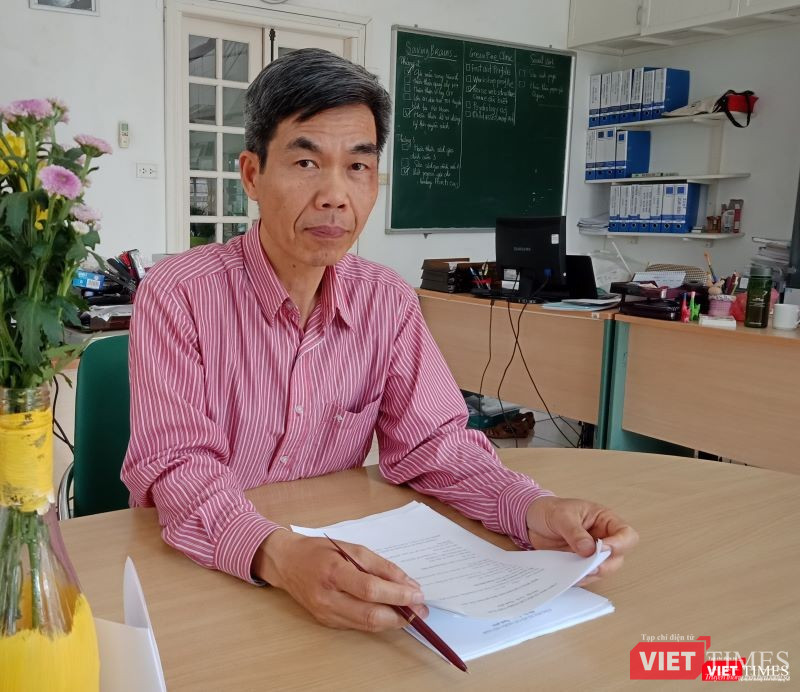 TS.Trần Tuấn tại phòng làm việc.